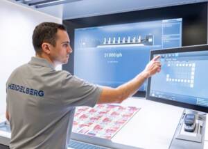 Die auf der drupa 2024 gezeigte hochautomatisierte Peak Performance Speedmaster XL 106 mit bis zu 21.000 Bogen pro Stunde ermöglicht die autonome Druckproduktion. Peak Performance Speedmaster XL 106