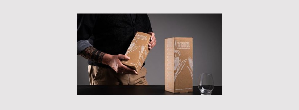 Weißer Digitaldruck auf braunem Papier unterstützt die hochwertige Präsentation von Riedel Glas