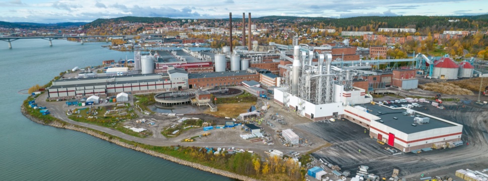Die Zellstofffabrik von Ortviken, rechts im Bild, am Industriestandort Ortviken