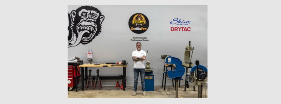 SkinzWraps mit Drytac auf der Überholspur für Gas Monkey Garage Wandgrafikprojekt