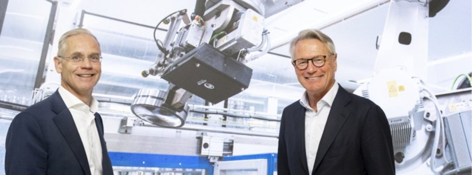 SKF CEO Rickard Gustafson (left) and ABB CEO Björn Rosengren (right) have signed the Memorandum of Understanding to explore the possibilities for a collaboration in the automation of manufacturing processes at ABB’s Robotics Experience Center in Västerås, Sweden.