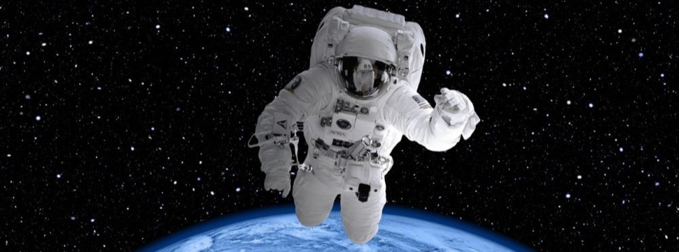 Astronaut schwebt durch das All. Astronaut schwebt durch das All.