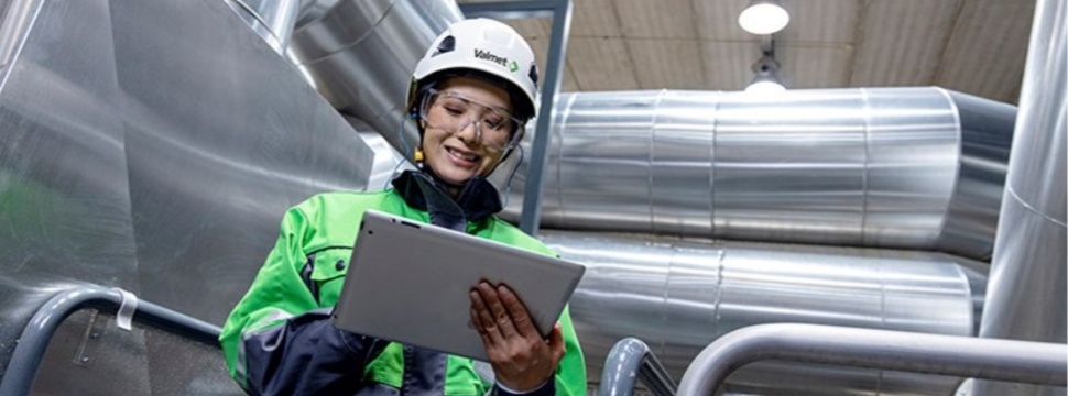 Valmet employee in front of pipelines