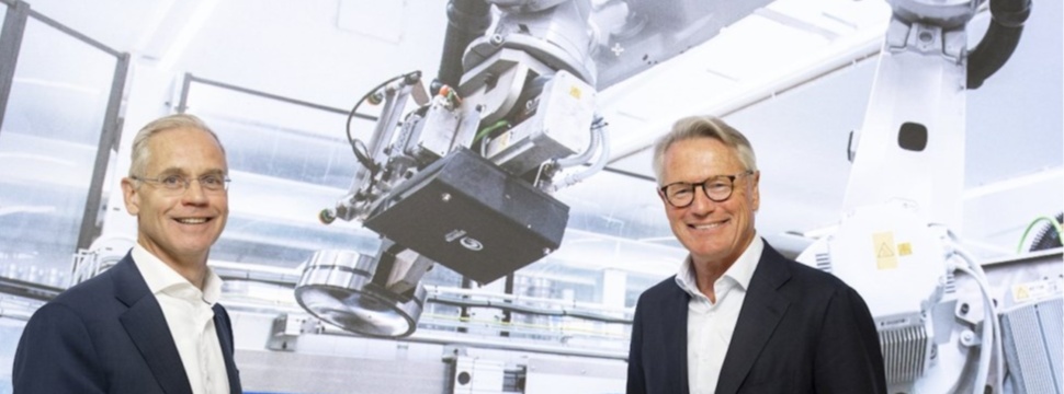 Rickard Gustafson, CEO von SKF (links), und Björn Rosengren, CEO von ABB, haben im Robotics Experience Center von ABB im schwedischen Västerås eine Absichtserklärung zur Erkundung der Möglichkeiten einer Zusammenarbeit bei der Automatisierung von Fertigungsprozessen unterzeichnet.