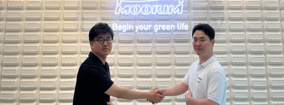 Se-hwan Cheon, Purchasing Manager at Moorim Paper (left), and Al Choi, Sales Representative of Voith (right).