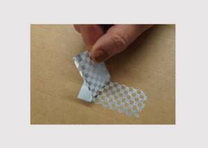 Speziell für die herausfordernde Anwendung auf rauerer (Transport-)Kartonage hat HERMA jetzt das manipulationssichere Haftmaterial HERMAvoid checkerboard (Sorte 935) eingeführt.