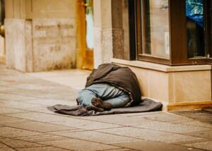 Dieser Obdachlose würde sich bestimmt über Cardborigami freuen. Dieser Obdachlose würde sich bestimmt über Cardborigami freuen.