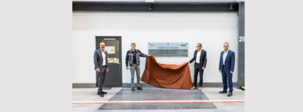To celebrate this event, Voith handed over an engraved glass plate to Koehler Paper, which records this historic speed record. From left: Dr. Stefan Karrer, COO Koehler; Joachim Uhl, Mill Director Kehl; Dr. Michael Trefz, President Projects Voith Paper; Michael Rendsburg, President Voith Paper Projects EMEA.