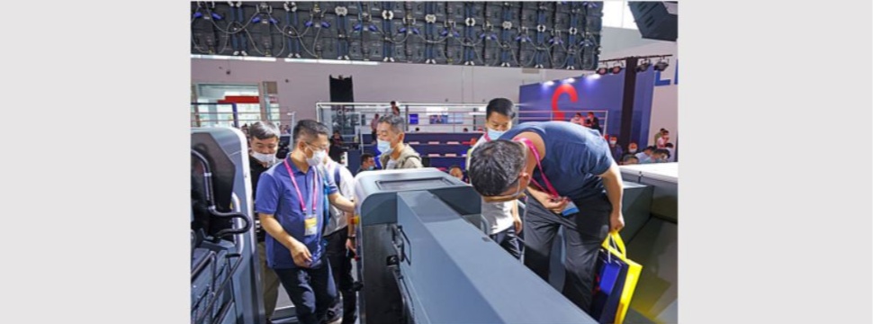 Following the live demonstrations, the trade show visitors were able to take a closer look at the press