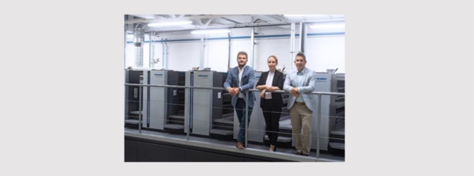 The Hungarian folding carton manufacturer Kartonpack has been using one of the first Speedmaster CX 104 presses for a whole year now. From left to right: Kartonpack Nyrt. President and CEO Dr. Sándor Uszkay-Boiskó, the packaging company’s Production and Operations Manager Nóra Teleki, and Heidelberg Magyarország Kft. Sales Manager András Gyenes.