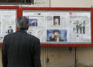 Mann liest Wandzeitung