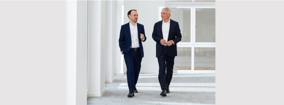 Maximilian Heindl (left) will be taking over the role of deputy CEO of Progroup from 1 July 2021. The family-run company will thus be taking the next step in the carefully planned handover from the founder Jürgen Heindl to his son and successor.