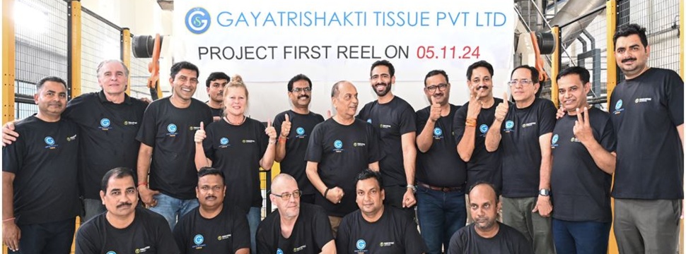 Die Teams von Gayatrishakti Tissue und Toscotec vor der PM1 im Werk von Vapi in Indien