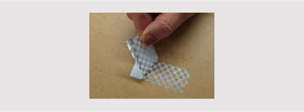 Speziell für die herausfordernde Anwendung auf rauerer (Transport-)Kartonage hat HERMA jetzt das manipulationssichere Haftmaterial HERMAvoid checkerboard (Sorte 935) eingeführt.