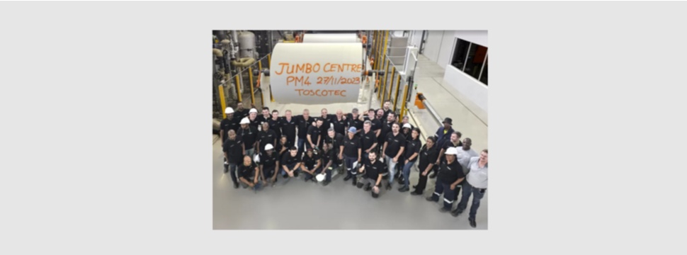 Die Teams von Jumbo Centre und Toscotec in der Fabrik von Jumbo Centre in Johannesburg, Südafrika.
