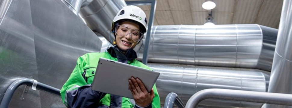 Valmet employee in front of pipelines