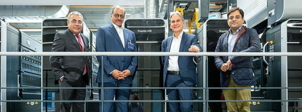 Ramesh Kejriwal (2nd from left) ordered four Rapida 106 presses from Koenig & Bauer. During a visit to the manufacturing plant, he was happy to pose with senior sales manager Bhupinder Sethi and Global senior sales director Dietmar Heyduck from Koenig & Bauer, as well as Aditya Surana, managing director of sales partner Indo Polygraph Machinery (left to right), in front of a press from the 106 series