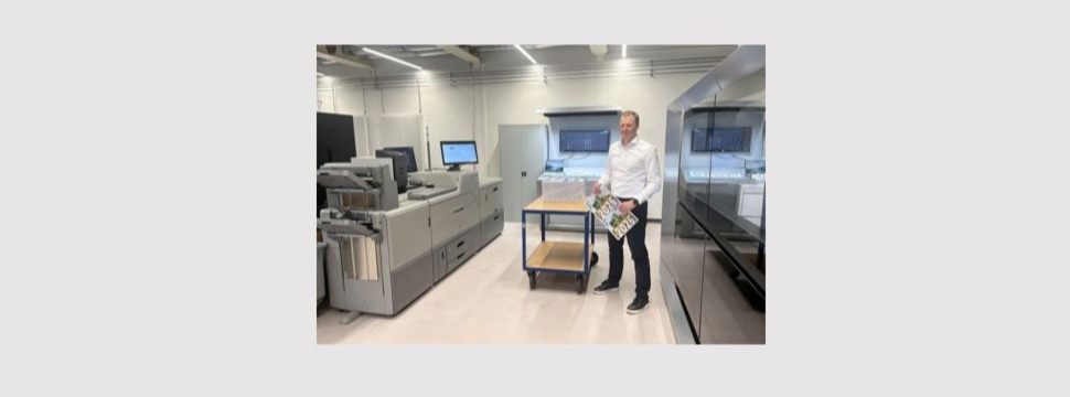 Michel Kläy, stellvertretender Geschäftsführer und Partner bei rubmedia, mit der Jetfire 50 und Versafire LV.