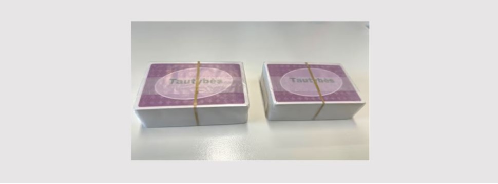 Fossilfreies, heißsiegelbares, transparentes Papier als Verpackung für Kartenspiele.