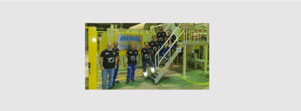 Das Inbetriebnahme-Team vor dem neuen PrimeReel-System der KM2 von Knauf Petroboard.