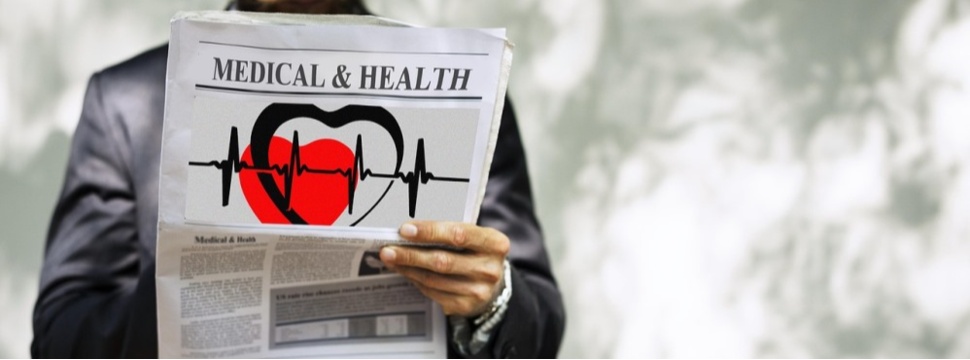 Mann liest eine Zeitung