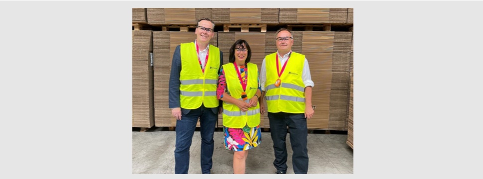ernhard Lemmink, Managing Director LEWELL Kartonagen, MEP Marion Walsmann, and for Progroup Marcus Tolle, Director Public Affairs & Business Development JH Holding (from left), on a tour of the packaging park