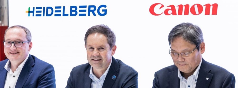 Jürgen Otto, Vorstandsvorsitzender bei HEIDELBERG (zweiter v. links) zusammen mit Dr. David Schmedding, CSO, HEIDELBERG (links) sowie Dave Yoshida, President & CEO, Canon Production Printing (rechts) bei der Vertragsunterzeichnung