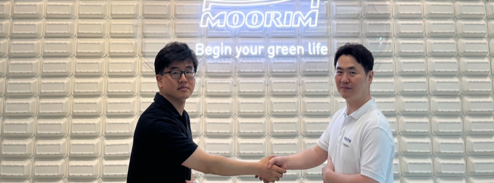 Se-hwan Cheon, Einkaufsleiter bei Moorim Paper, und Al Choi, Vertriebsmitarbeiter von Voith (v.l.n.r.).