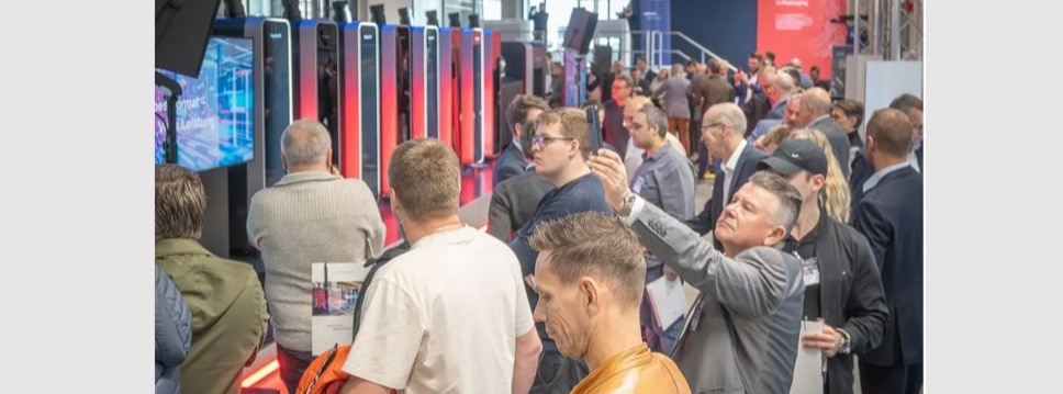 Nahezu 100 Druckfachleute, Anwender und Interessent:innen aus der D-A-CH-Region und aus angrenzenden Ländern verfolgen das Open House „Halbes Format – volle Leistung“ in Radebeul