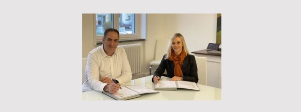 Thore Lapp, TÜV SÜD Business Unit Manager Green Energy & Sustainability and Sabrina Goebel, Managing Director of RecycleMe GmbH, signing the strategic alliance agreement.