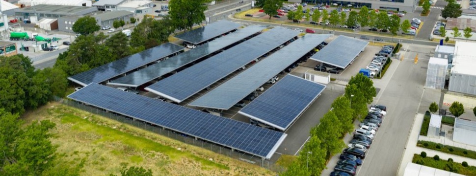 On September 1, 2025, LEONHARD KURZ opened its first solar carport at its Fürth location.