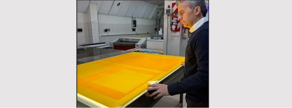 Fotograbados Longo entfaltet mit der FLEXCEL NX Technologie von Miraclon den „Zauber in der Druckvorstufe“ Sebastian Longo inspiziert eine Druckplatte