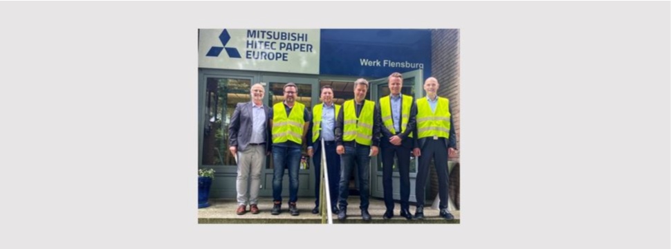 Wirtschaftsminister Habeck zu Besuch bei Mitsubishi HiTec Paper in Flensburg
