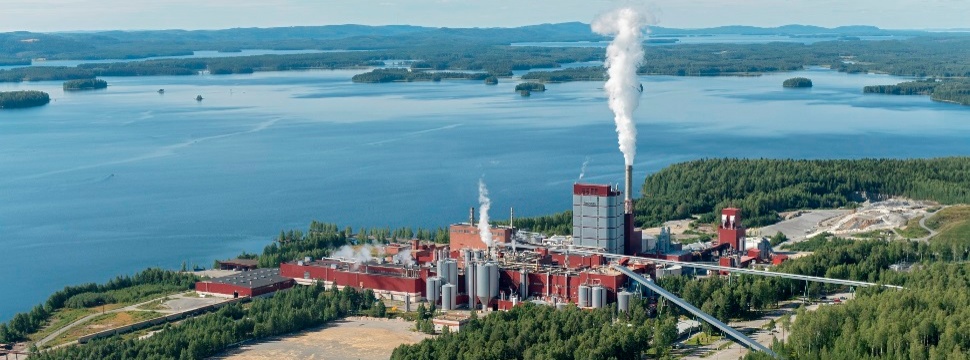 Die Jahreskapazität des Enocell-Werks von Stora Enso beträgt 630.000 Tonnen Weich- und Hartholz-Zellstoff. An diesem Standort sind rund 280 Mitarbeiter beschäftigt.